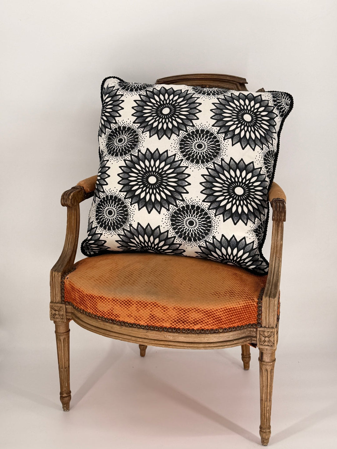 24x24" Cushion 🧡🩷 - Violet Elizabeth - 