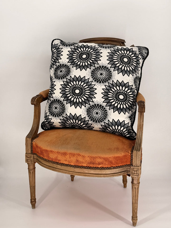 24x24" Cushion 🧡🩷 - Violet Elizabeth - 
