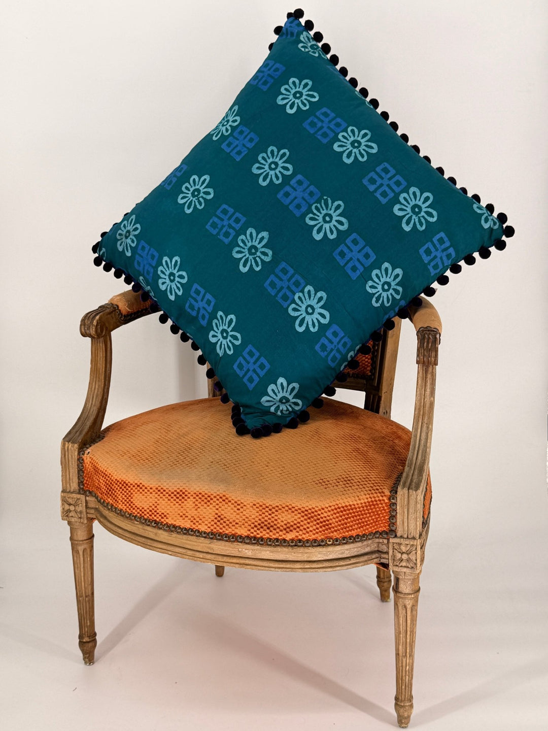24x24" Cushion 🧡🩷 - Violet Elizabeth - 
