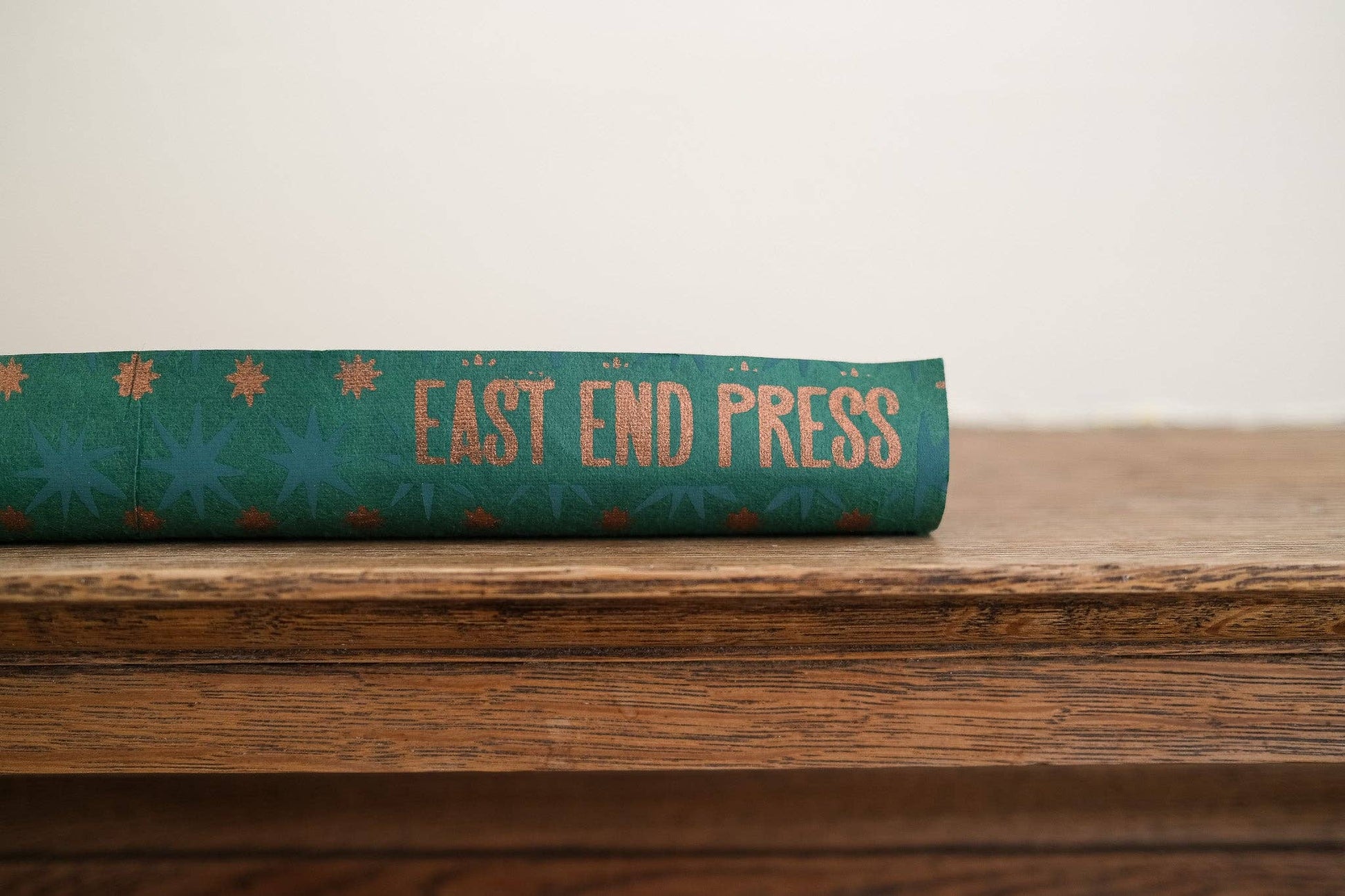 Festive Gift Wrap: Emerald Stars - Violet Elizabeth - 