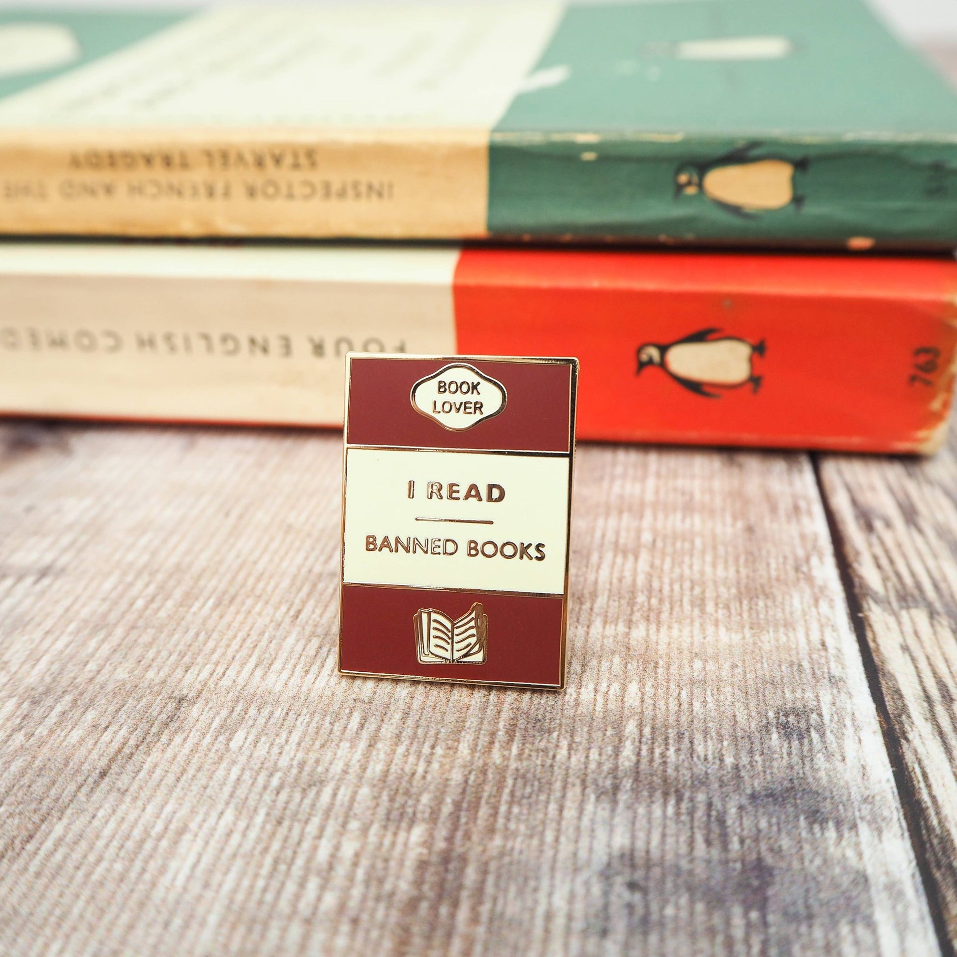 'I Read Banned Books' Book Lover Enamel Pin Badge - Violet Elizabeth - Badge