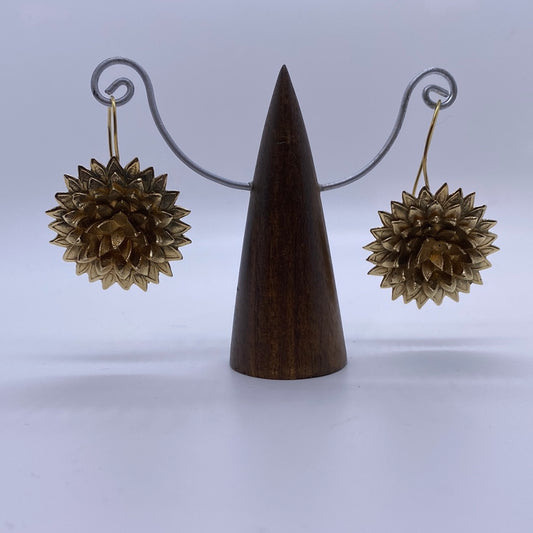 Chrysanthemum brass earring - Violet Elizabeth