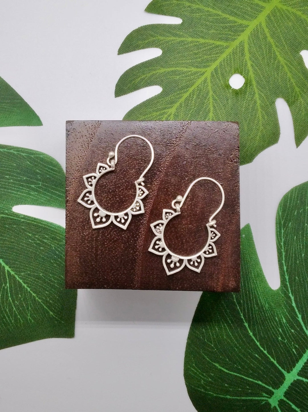 Sepals in the Wind - Violet Elizabeth - 