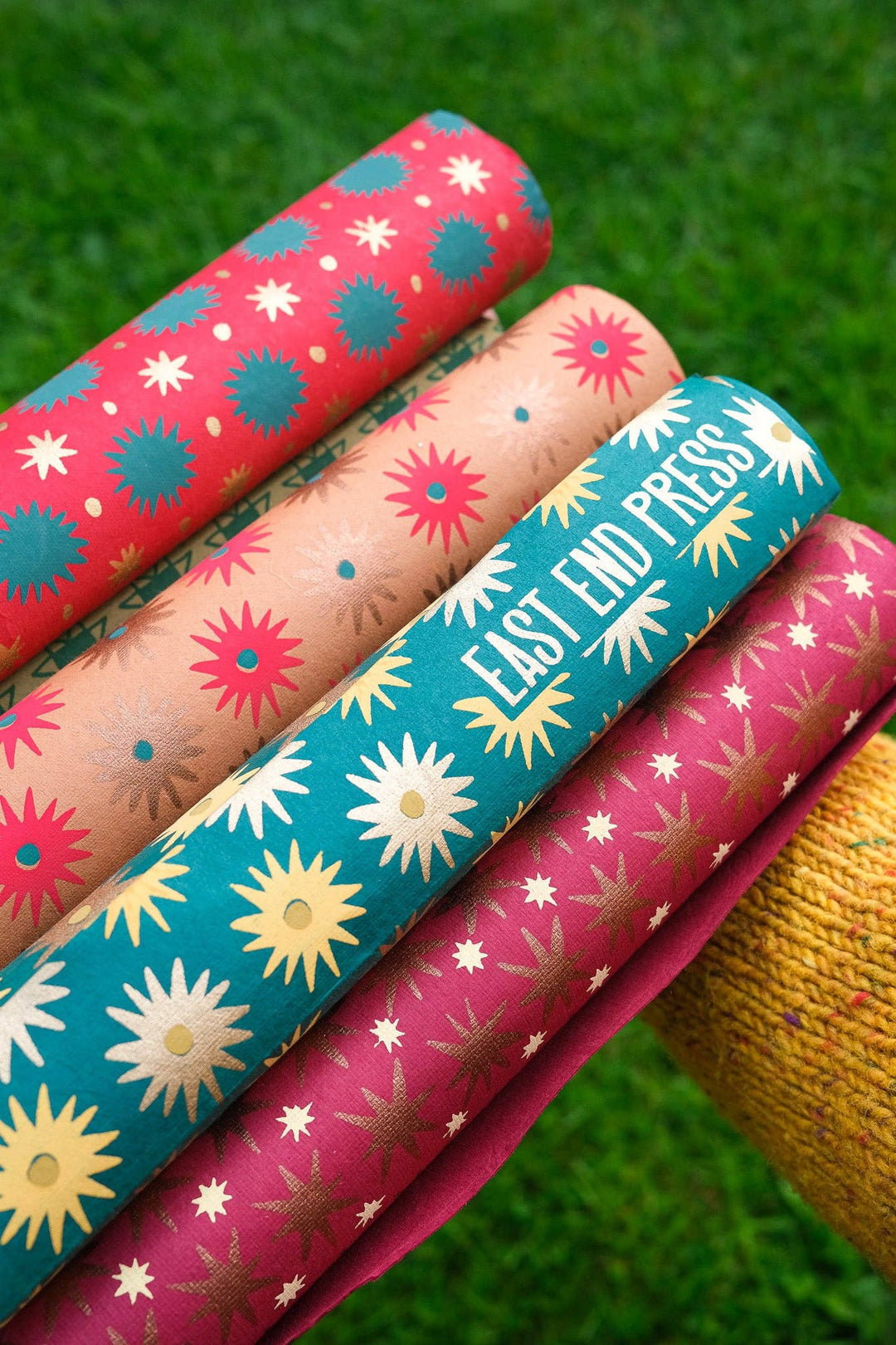 UK/EU: Festive Gift Wrap: Winter's Bloom - Violet Elizabeth -