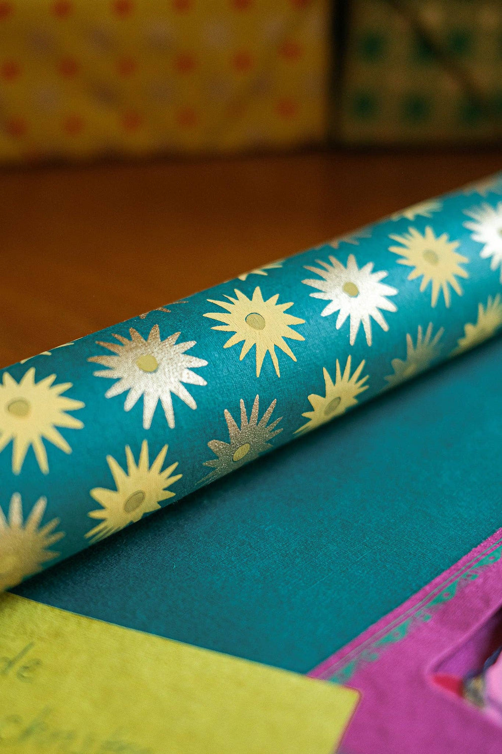 UK/EU: Festive Gift Wrap: Winter's Bloom - Violet Elizabeth -