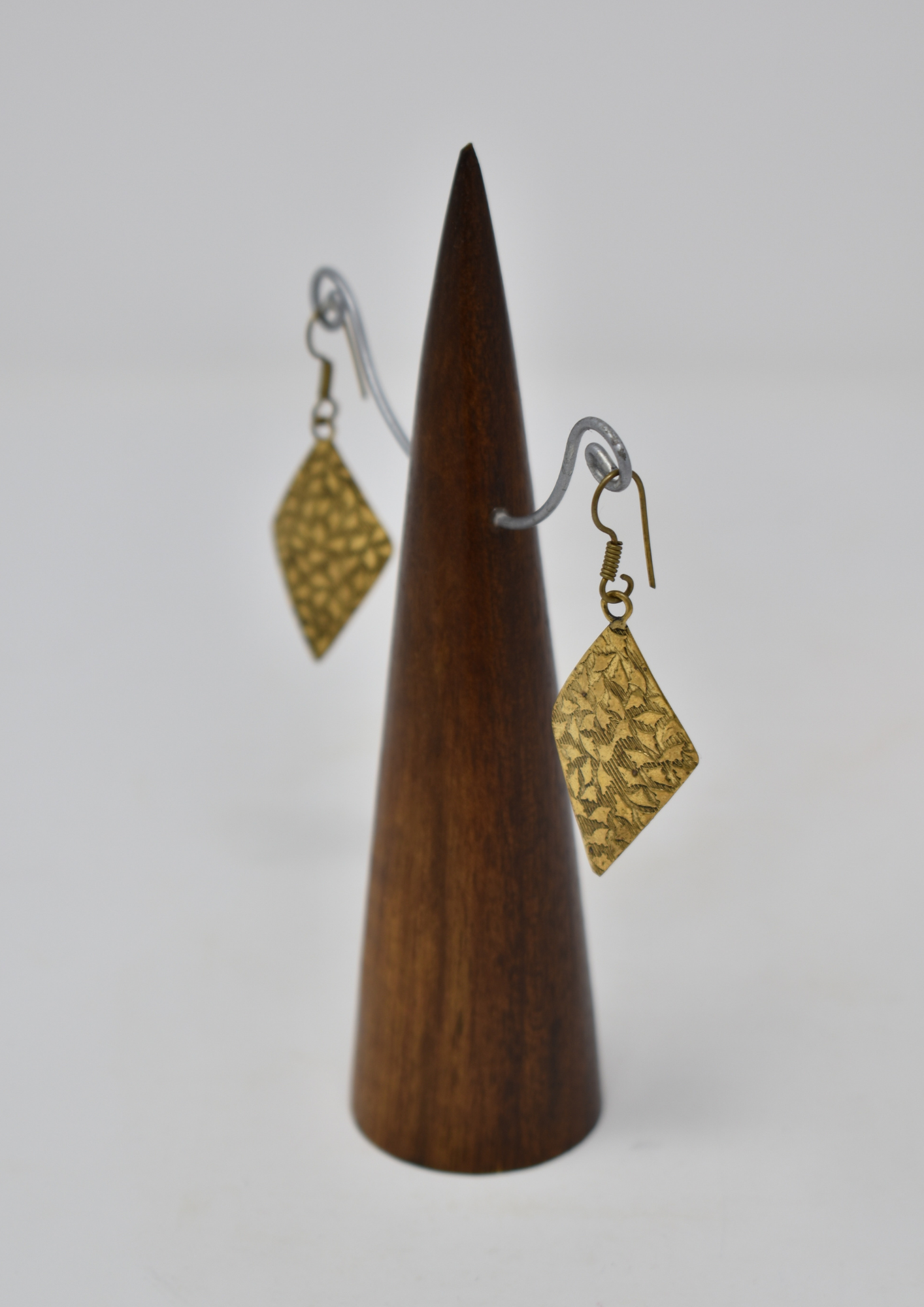 Leaf patterned diamond brass earring - Violet Elizabeth